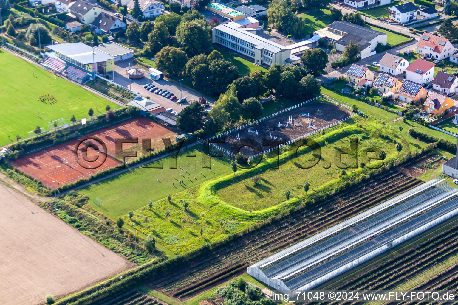 Vue aérienne de SV Weingarten, club de tennis et terrain de football à Weingarten dans le département Rhénanie-Palatinat, Allemagne
