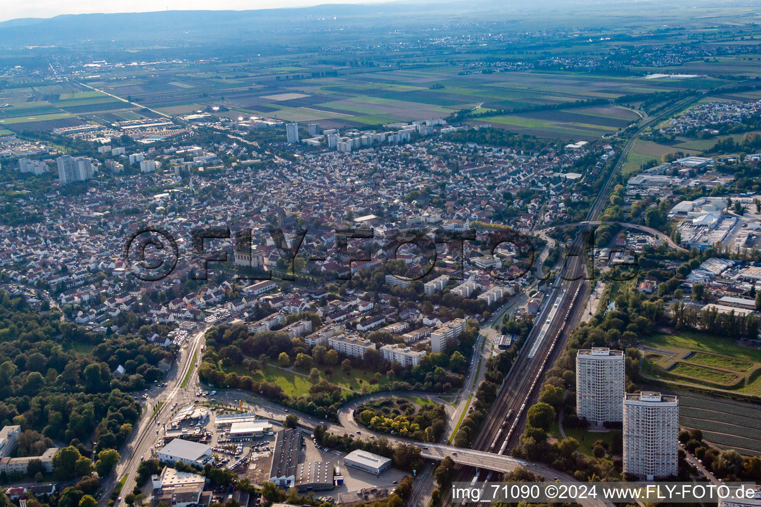 Quartier Oggersheim in Ludwigshafen am Rhein dans le département Rhénanie-Palatinat, Allemagne d'un drone