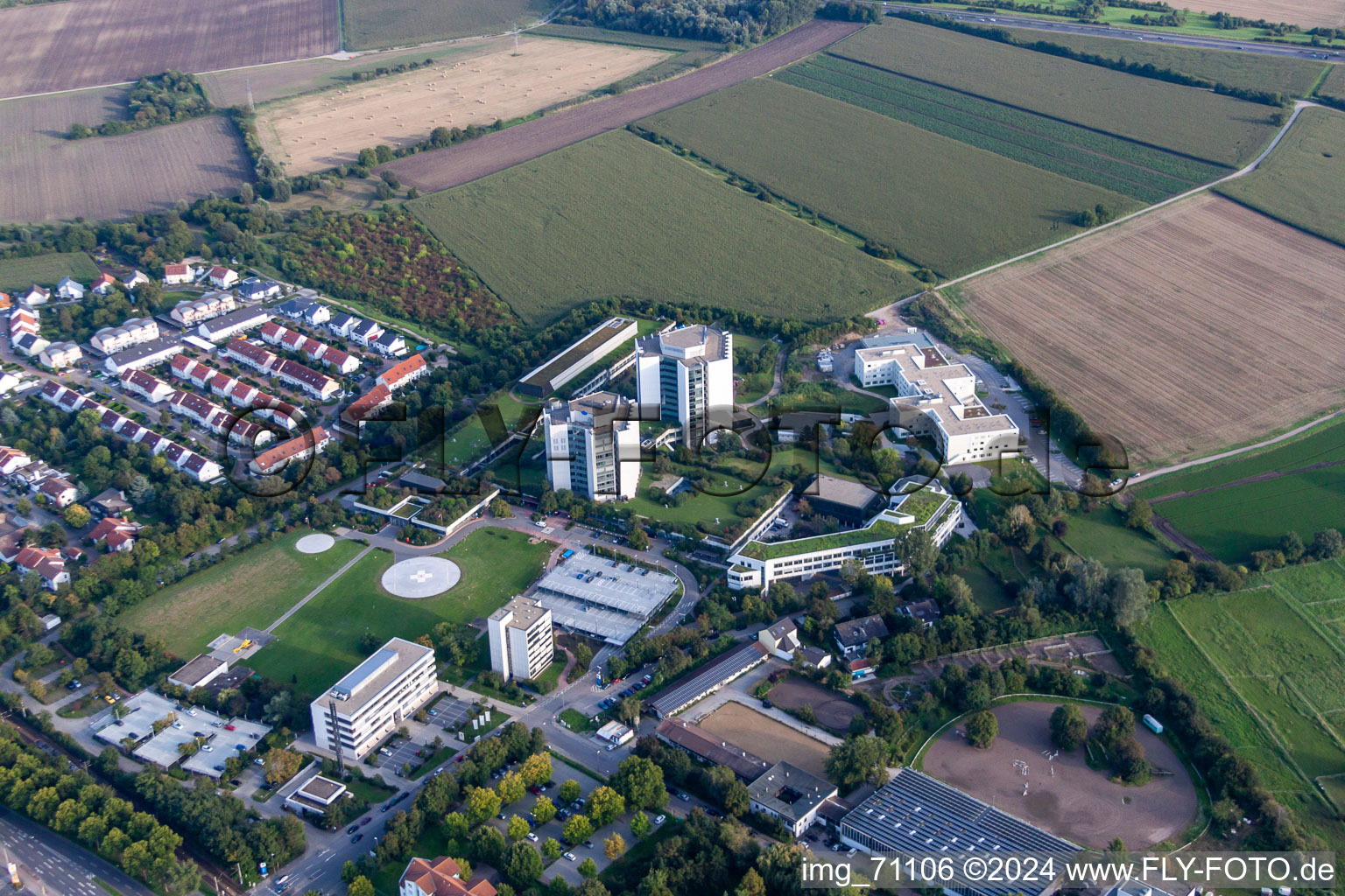 Clinique des accidents BG à le quartier Oggersheim in Ludwigshafen am Rhein dans le département Rhénanie-Palatinat, Allemagne du point de vue du drone