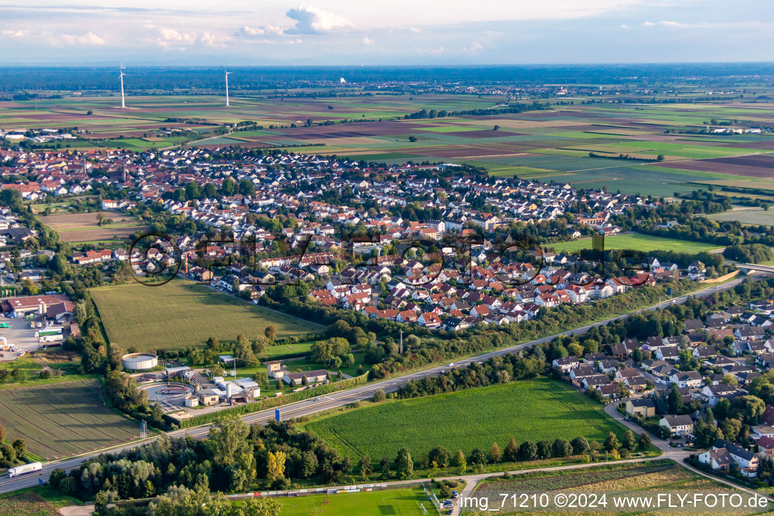 Quartier Dannstadt in Dannstadt-Schauernheim dans le département Rhénanie-Palatinat, Allemagne du point de vue du drone