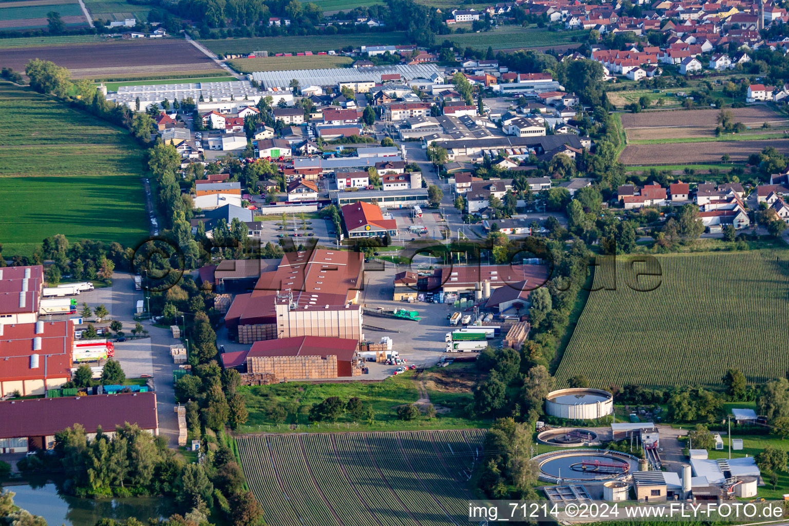 Vue aérienne de Marché Raiffeisen et station-service à le quartier Dannstadt in Dannstadt-Schauernheim dans le département Rhénanie-Palatinat, Allemagne