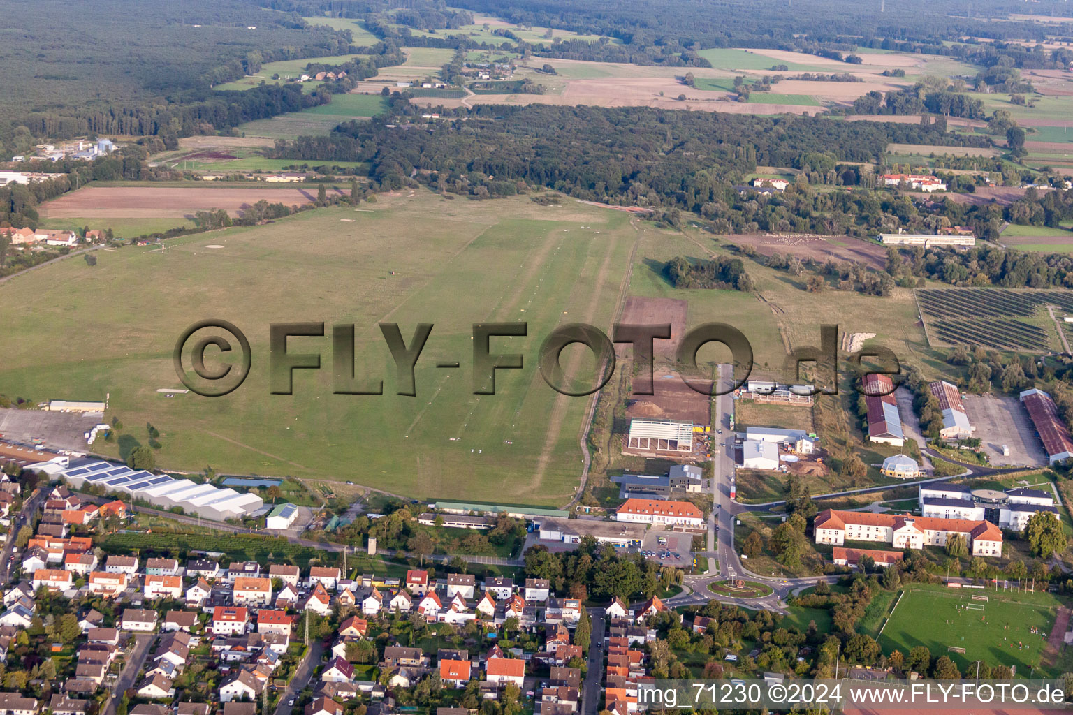 Vue aérienne de Piste avec zone de circulation de l'aérodrome FSV Neustadt à Lachen - Aérodrome Speyerdorf dans le district de Lachen-Speyerdorf à le quartier Speyerdorf in Neustadt an der Weinstraße dans le département Rhénanie-Palatinat, Allemagne