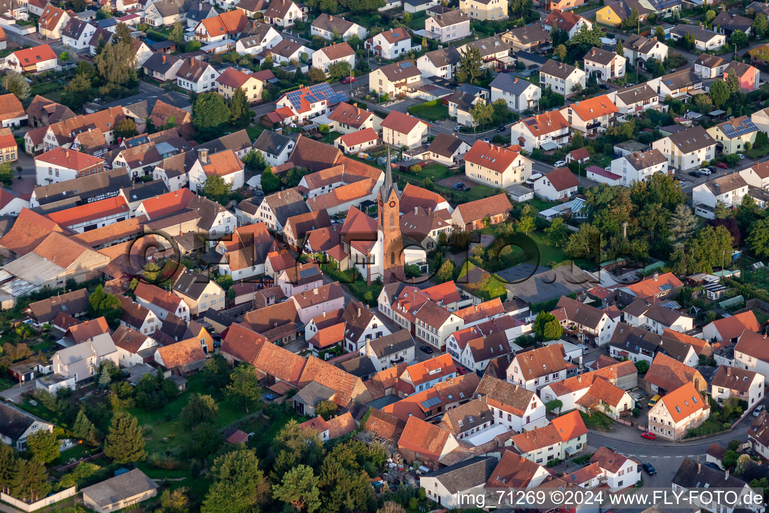 Hochstadt dans le département Rhénanie-Palatinat, Allemagne du point de vue du drone