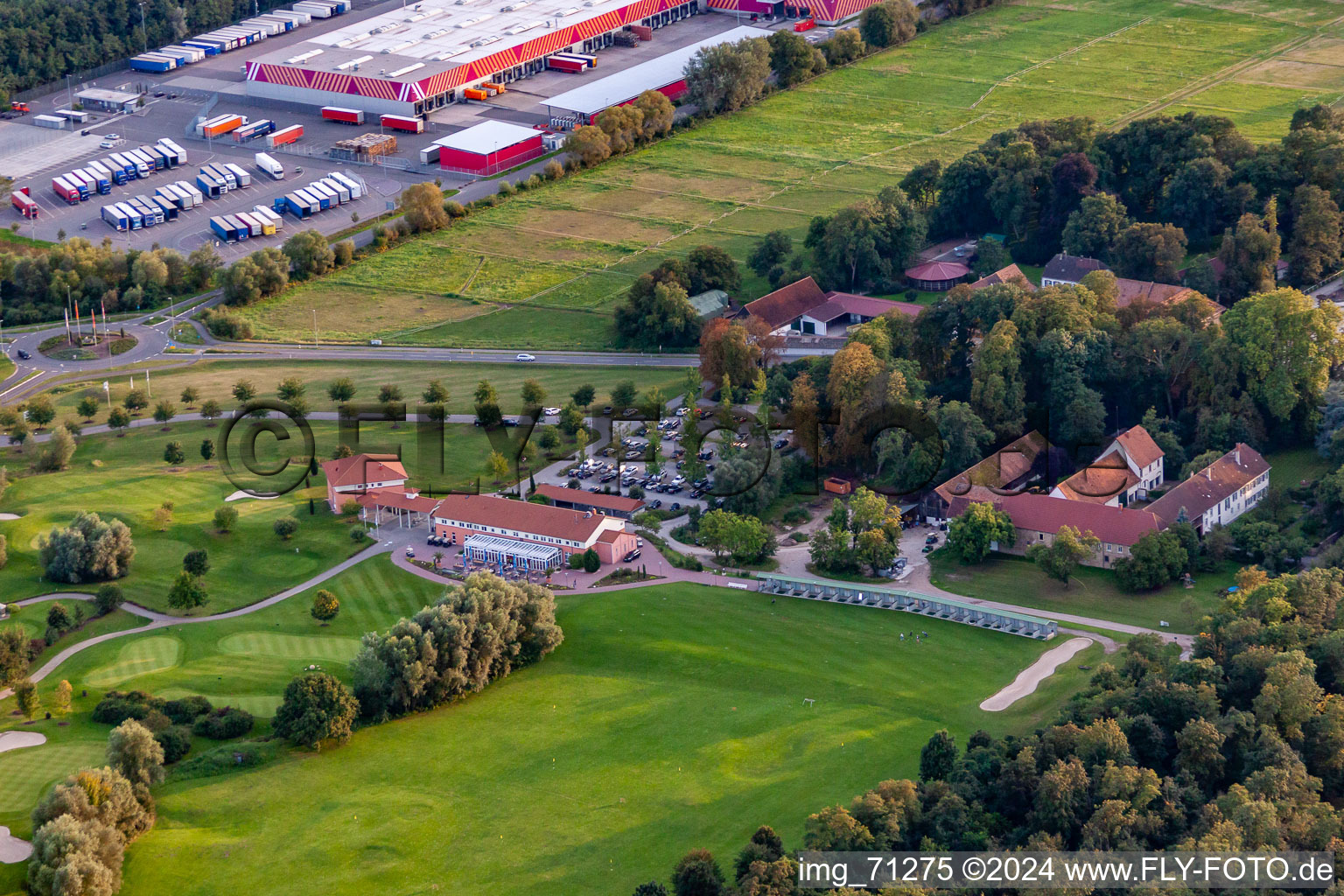 Vue aérienne de Domaine de campagne avec terrain de golf Dreihof à le quartier Dreihof in Essingen dans le département Rhénanie-Palatinat, Allemagne