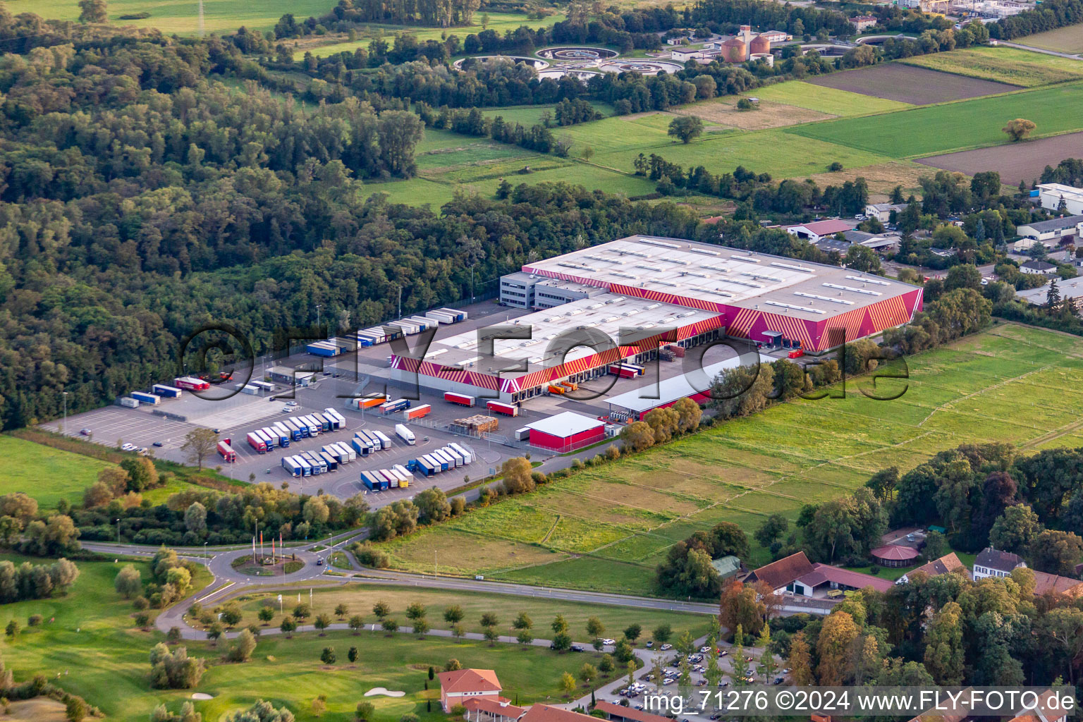 Vue oblique de Quincaillerie du siège social de Hornbach dans la zone industrielle de Bornheim à Bornheim à le quartier Dreihof in Essingen dans le département Rhénanie-Palatinat, Allemagne