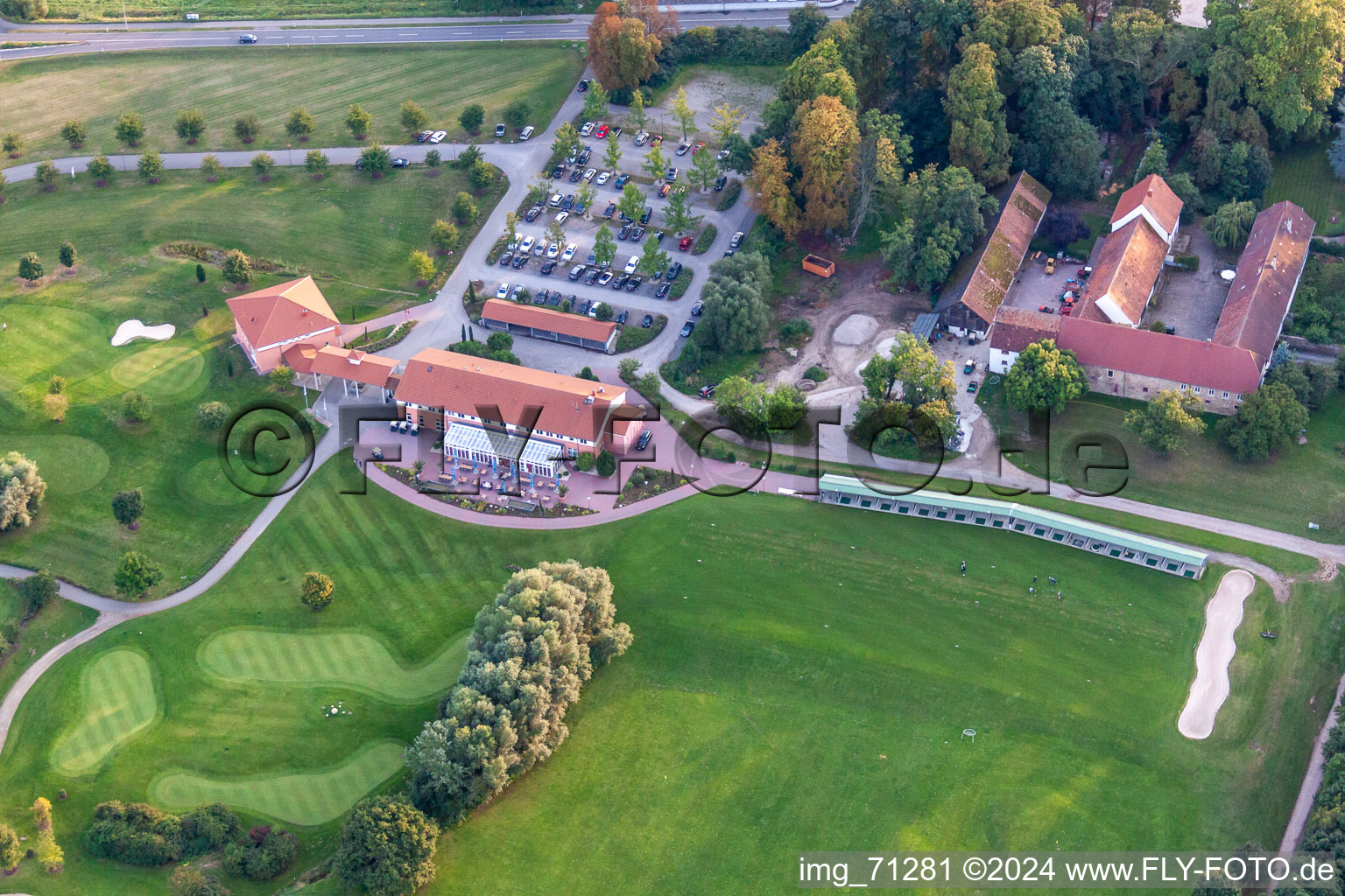 Superficie du terrain de golf complexe de golf domaine de campagne Dreihof à le quartier Dreihof in Essingen dans le département Rhénanie-Palatinat, Allemagne du point de vue du drone