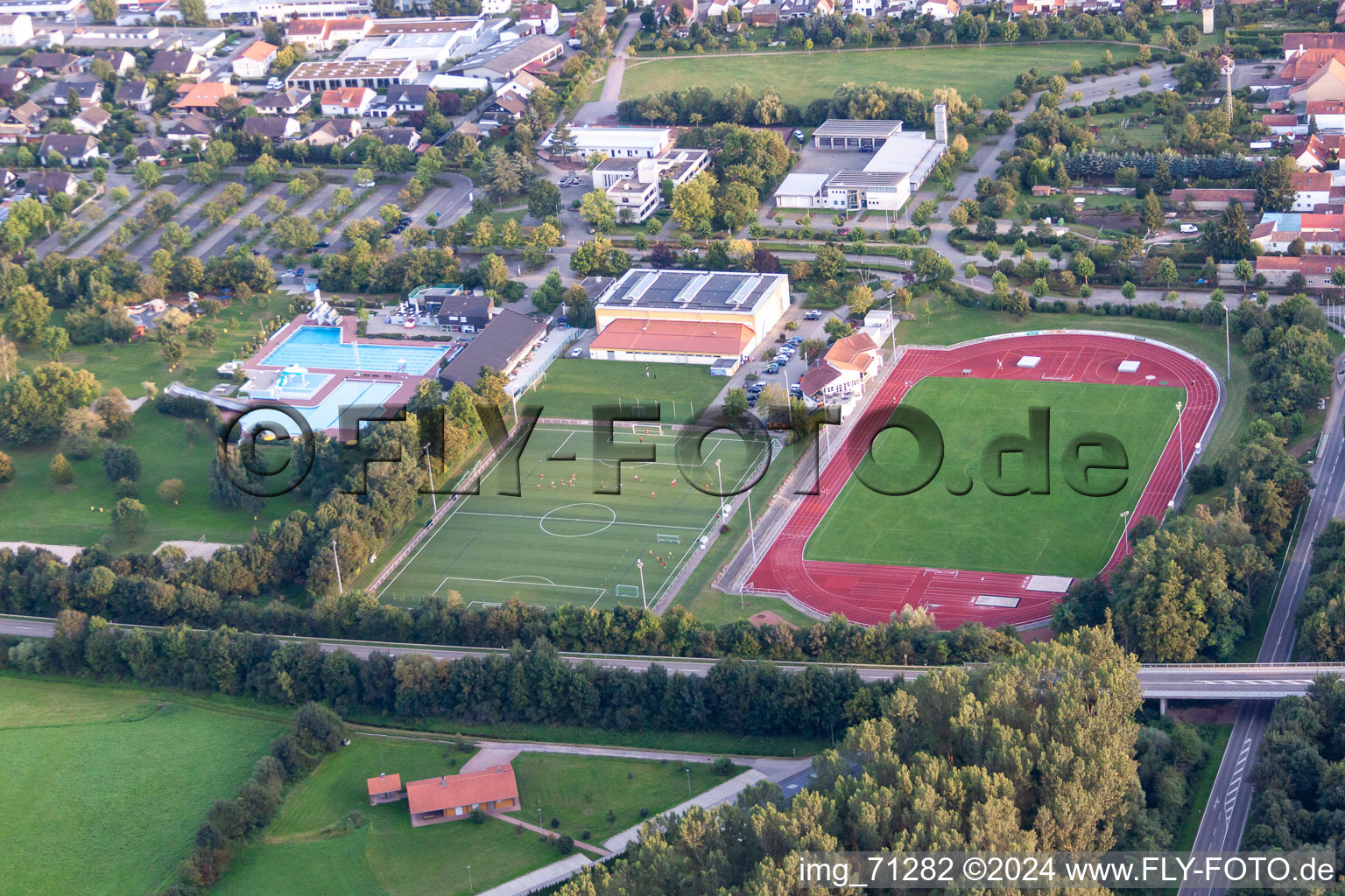 Vue aérienne de Stade Queichtal à le quartier Offenbach in Offenbach an der Queich dans le département Rhénanie-Palatinat, Allemagne