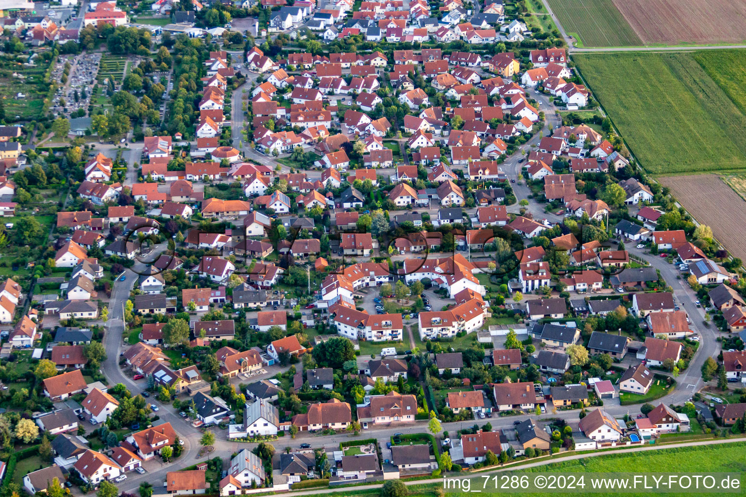 Vue d'oiseau de Quartier Offenbach in Offenbach an der Queich dans le département Rhénanie-Palatinat, Allemagne