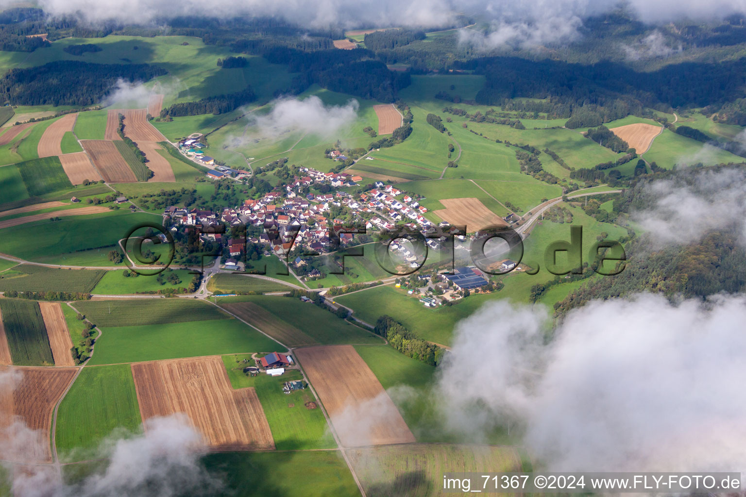 Vue aérienne de Village - vue sous les nuages bas en bordure des champs agricoles et des terres agricoles à le quartier Mauenheim in Immendingen dans le département Bade-Wurtemberg, Allemagne