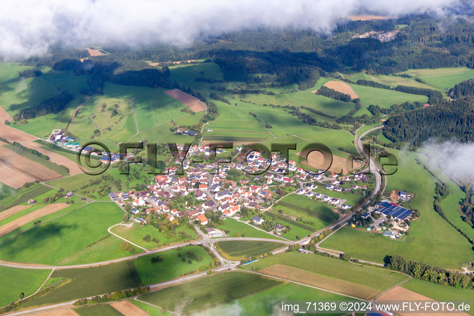 Vue aérienne de Village - vue sous les nuages bas en bordure des champs agricoles et des terres agricoles à le quartier Mauenheim in Immendingen dans le département Bade-Wurtemberg, Allemagne