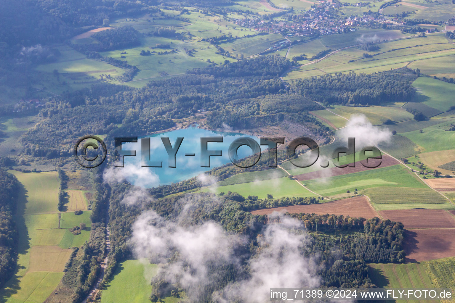 Vue aérienne de Zones riveraines de la zone du lac du Binninger Ried à le quartier Binningen in Hilzingen dans le département Bade-Wurtemberg, Allemagne