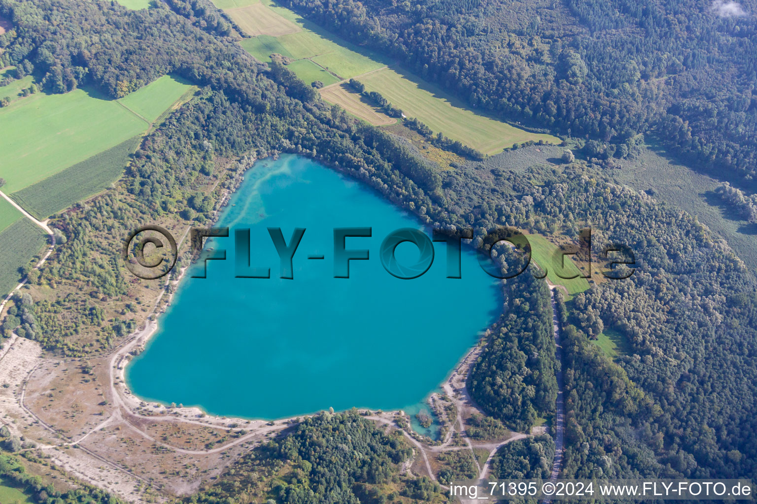 Vue aérienne de Zones riveraines de la zone du lac du Binninger Ried à le quartier Binningen in Hilzingen dans le département Bade-Wurtemberg, Allemagne