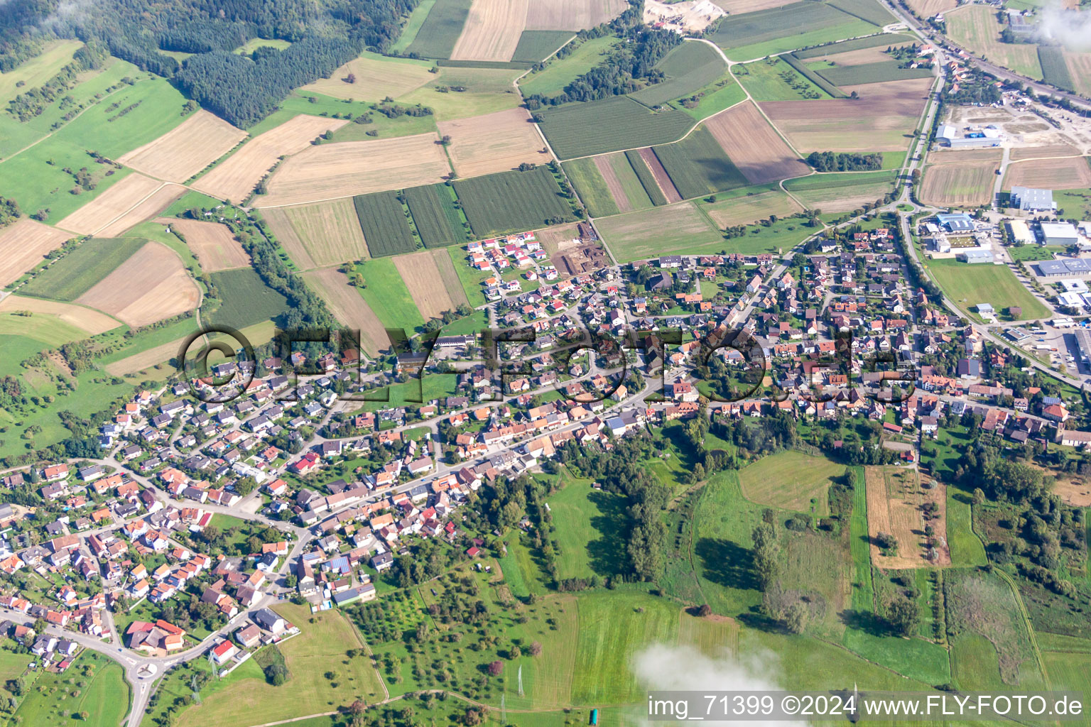 Vue aérienne de Vue sur le village à le quartier Welschingen in Engen dans le département Bade-Wurtemberg, Allemagne