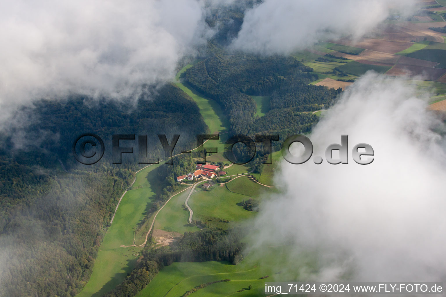 Vue aérienne de Vue sur le village à le quartier Eckartsbrunn in Eigeltingen dans le département Bade-Wurtemberg, Allemagne