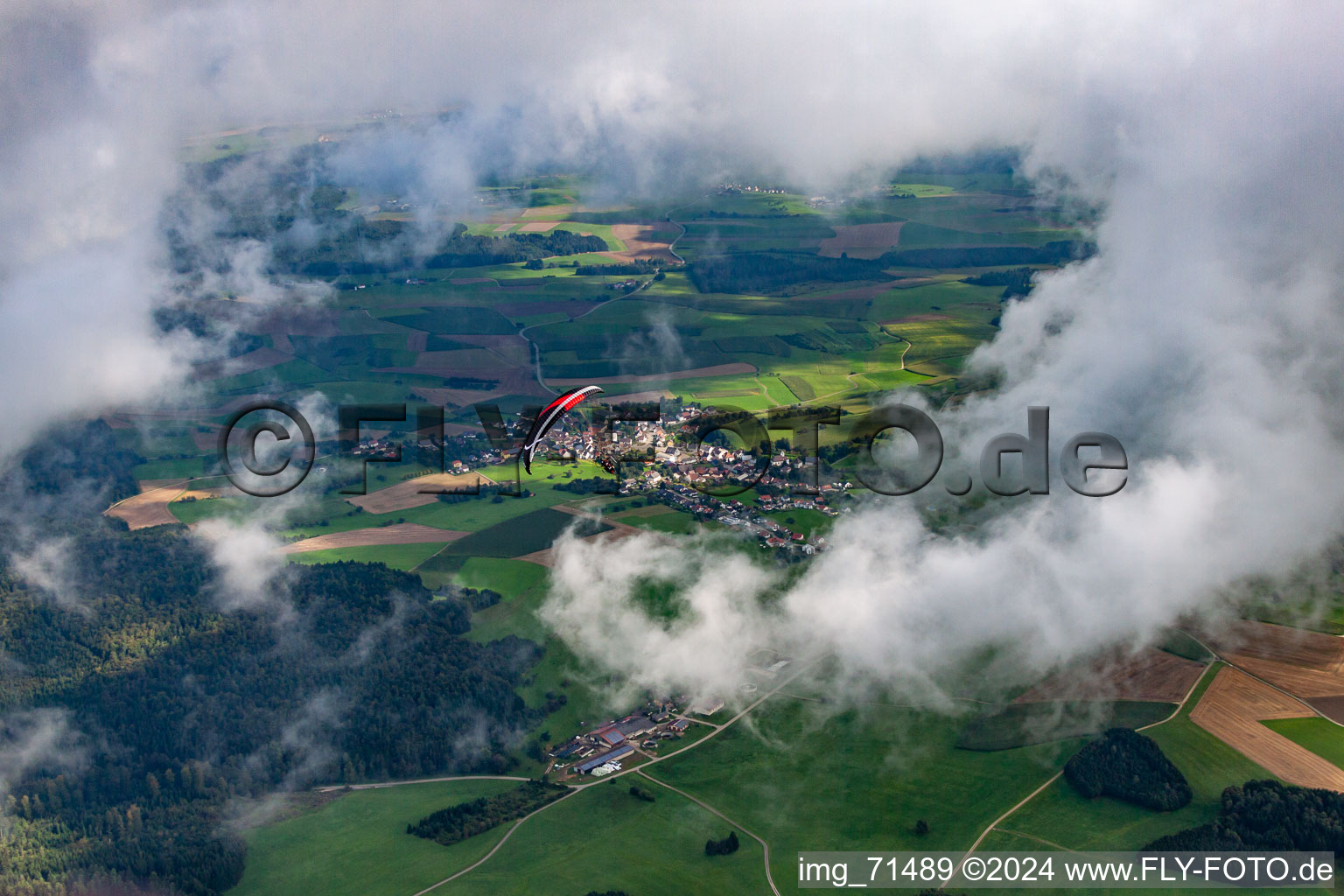 Vue aérienne de Placer sous les nuages à le quartier Gallmannsweil in Mühlingen dans le département Bade-Wurtemberg, Allemagne