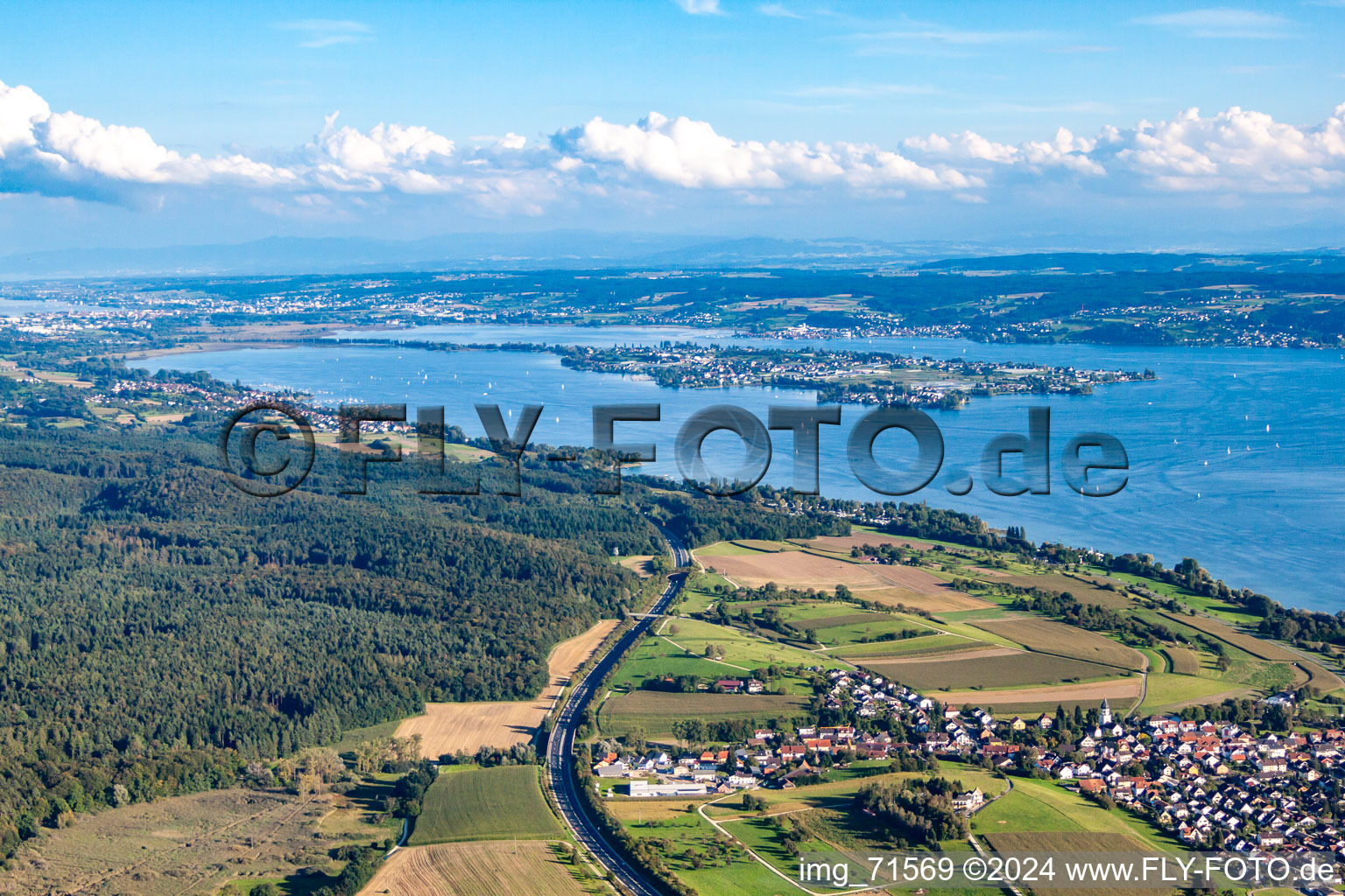 Vue aérienne de Reichenau à le quartier Markelfingen in Radolfzell am Bodensee dans le département Bade-Wurtemberg, Allemagne