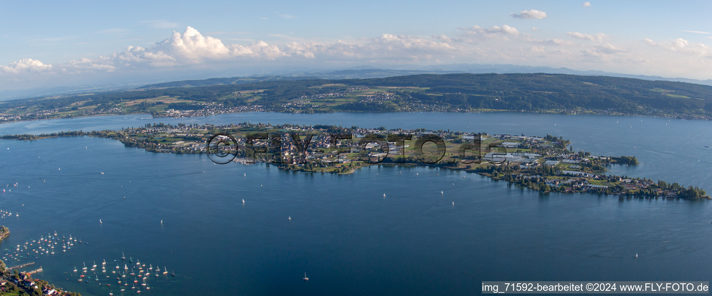Vue aérienne de Panorama de l'île lacustre Reichenau sur le lac de Constance dans le quartier Reichenau à Reichenau dans le département Bade-Wurtemberg, Allemagne