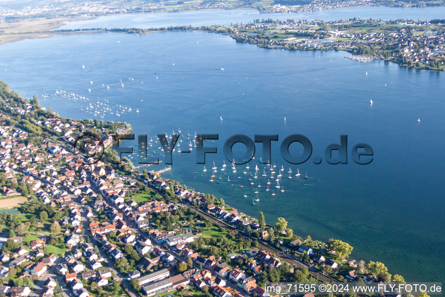 Vue aérienne de Région insulaire de Reichenau avec centre-ville à Allensbach dans le département Bade-Wurtemberg, Allemagne