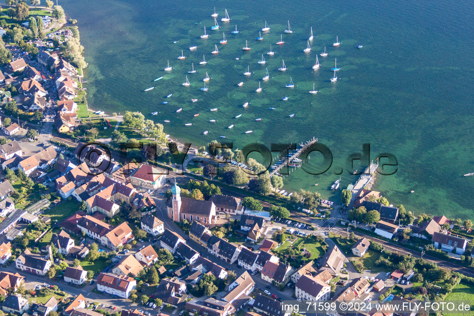 Vue aérienne de Marina avec amarrages pour bateaux de plaisance et amarrages pour bateaux au bord du lac de Constance à Allensbach dans le département Bade-Wurtemberg, Allemagne