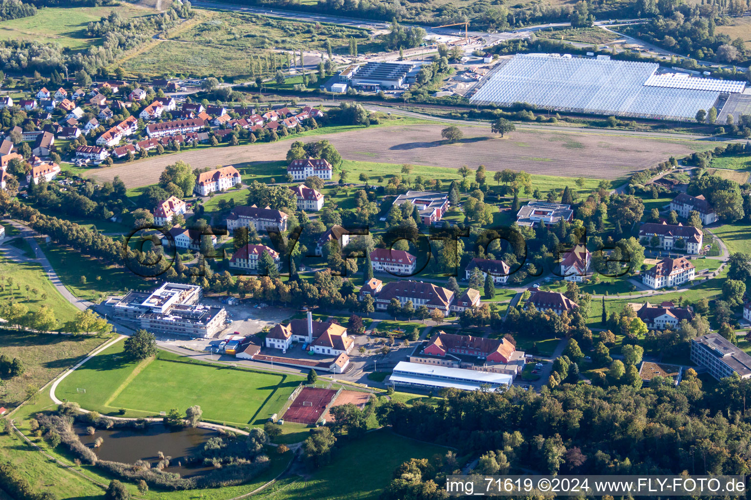 Vue aérienne de École professionnelle IB Medical Academy - école d'ergothérapie dans le district de Waldsiedlung à le quartier Lindenbühl in Reichenau dans le département Bade-Wurtemberg, Allemagne