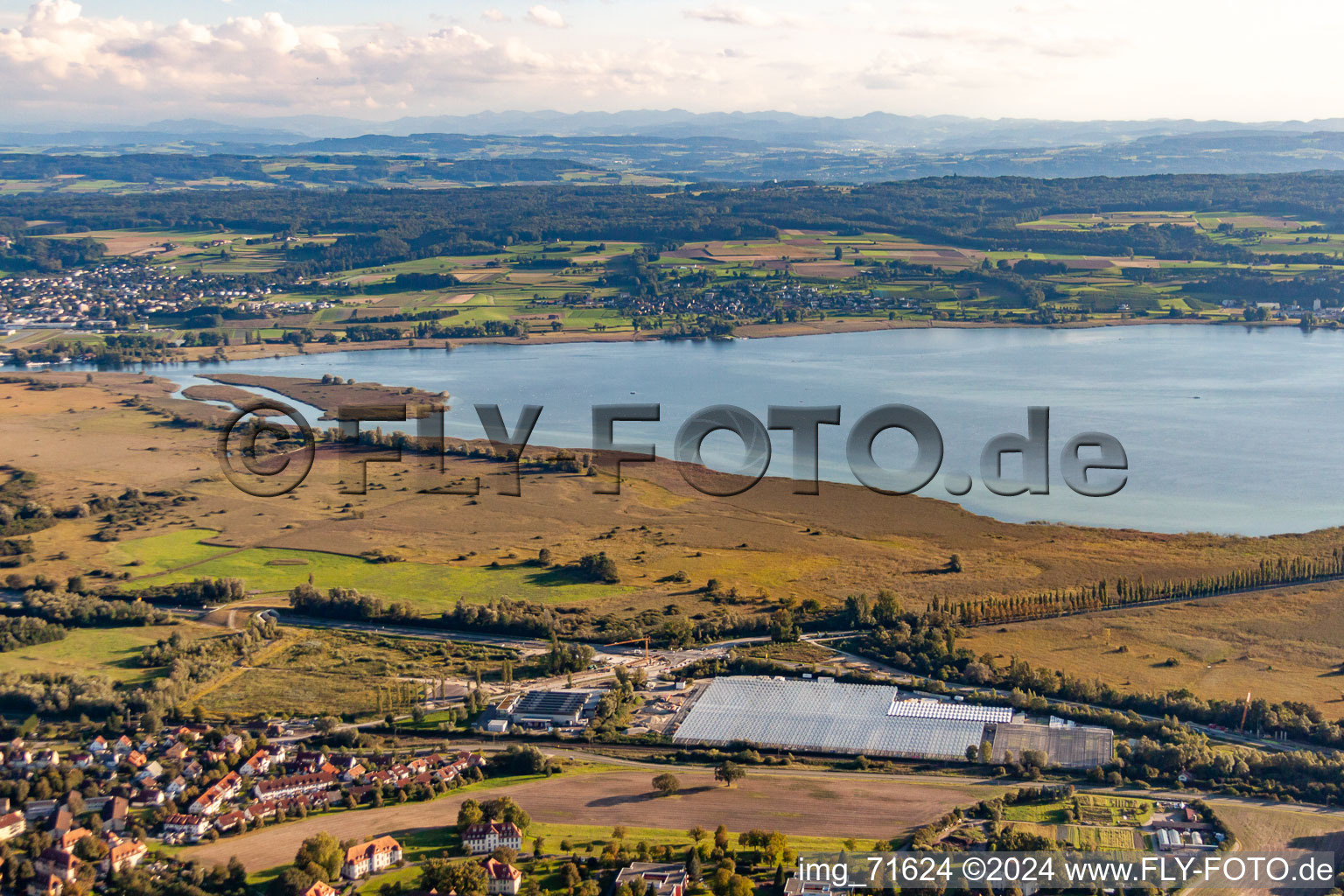 Vue aérienne de Wollmatinger Ried à le quartier Lindenbühl in Reichenau dans le département Bade-Wurtemberg, Allemagne