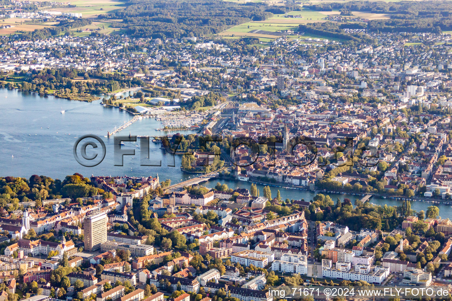 Vue aérienne de Structure de pont fluvial sur le Rhin sur le lac de Constance dans le district de Petershausen-Ost à Konstanz dans le département Bade-Wurtemberg, Allemagne