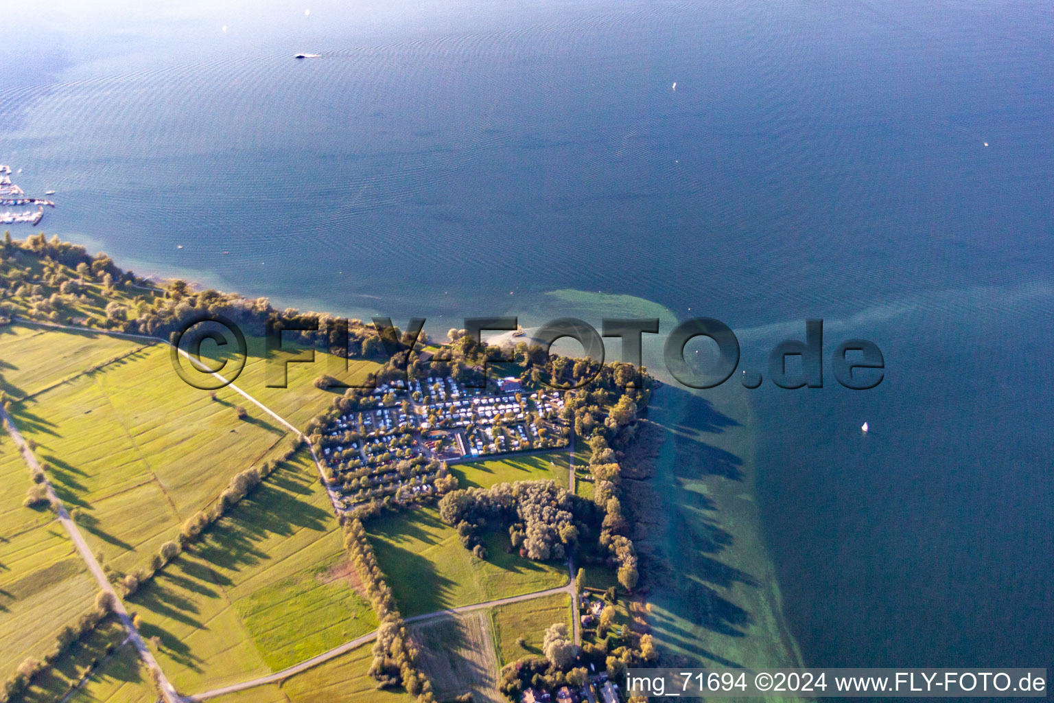 Vue aérienne de Camping Fließhorn à le quartier Dingelsdorf in Konstanz dans le département Bade-Wurtemberg, Allemagne