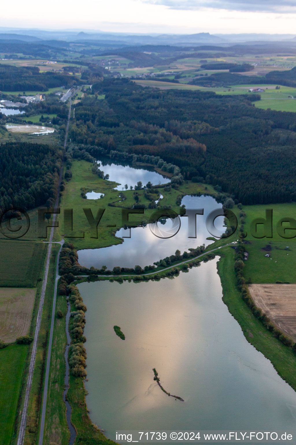 Lacs de carrière de Sauldorf à Sauldorf dans le département Bade-Wurtemberg, Allemagne d'en haut