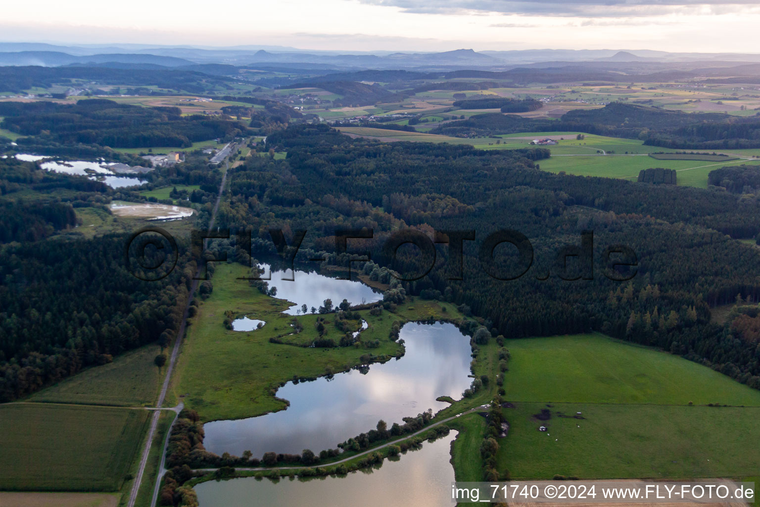 Vue aérienne de Zones riveraines de la zone des lacs des carrières de Sauldorf à Sauldorf dans le département Bade-Wurtemberg, Allemagne