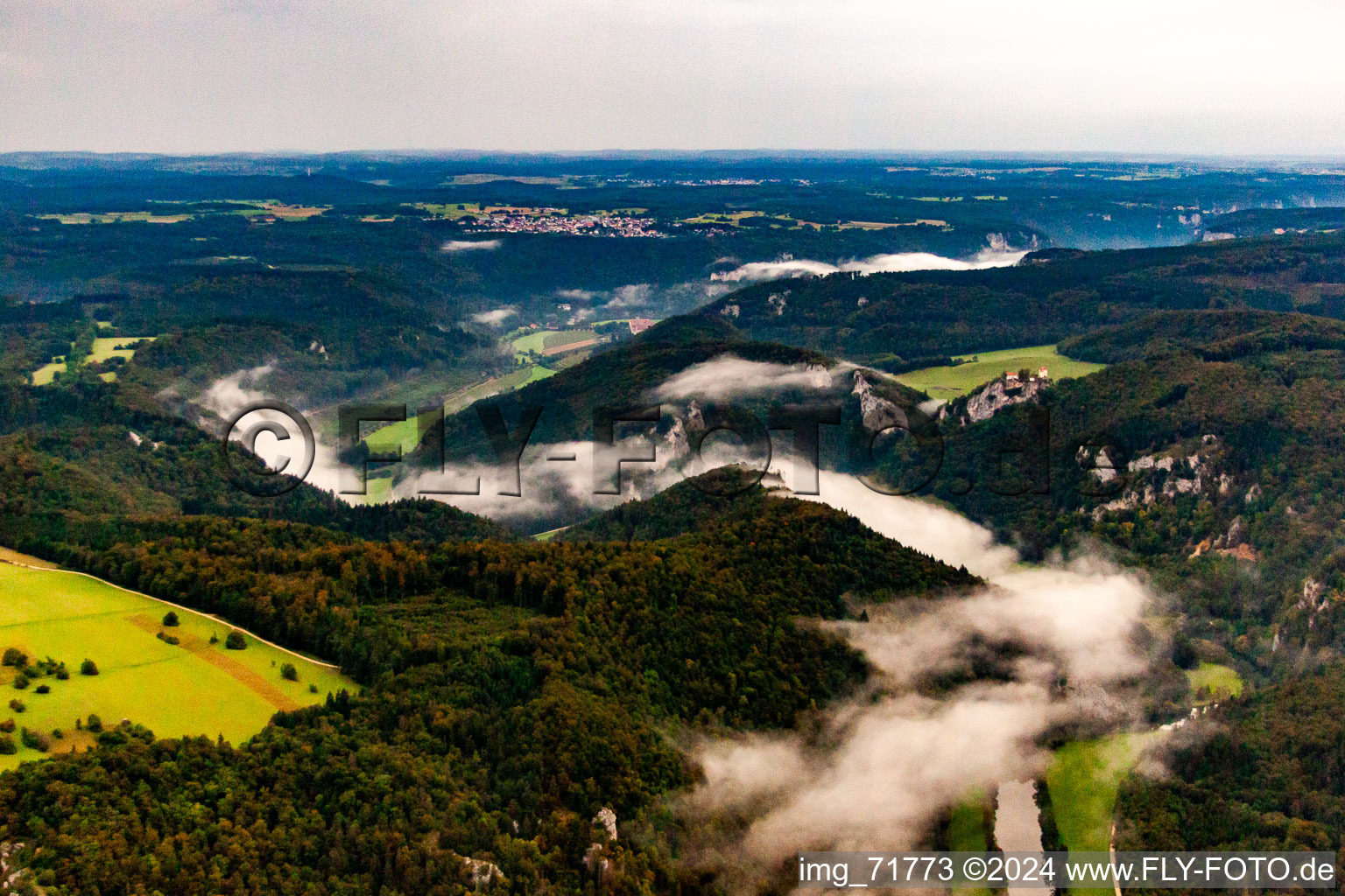 Percée du Danube à Fridingen an der Donau dans le département Bade-Wurtemberg, Allemagne du point de vue du drone