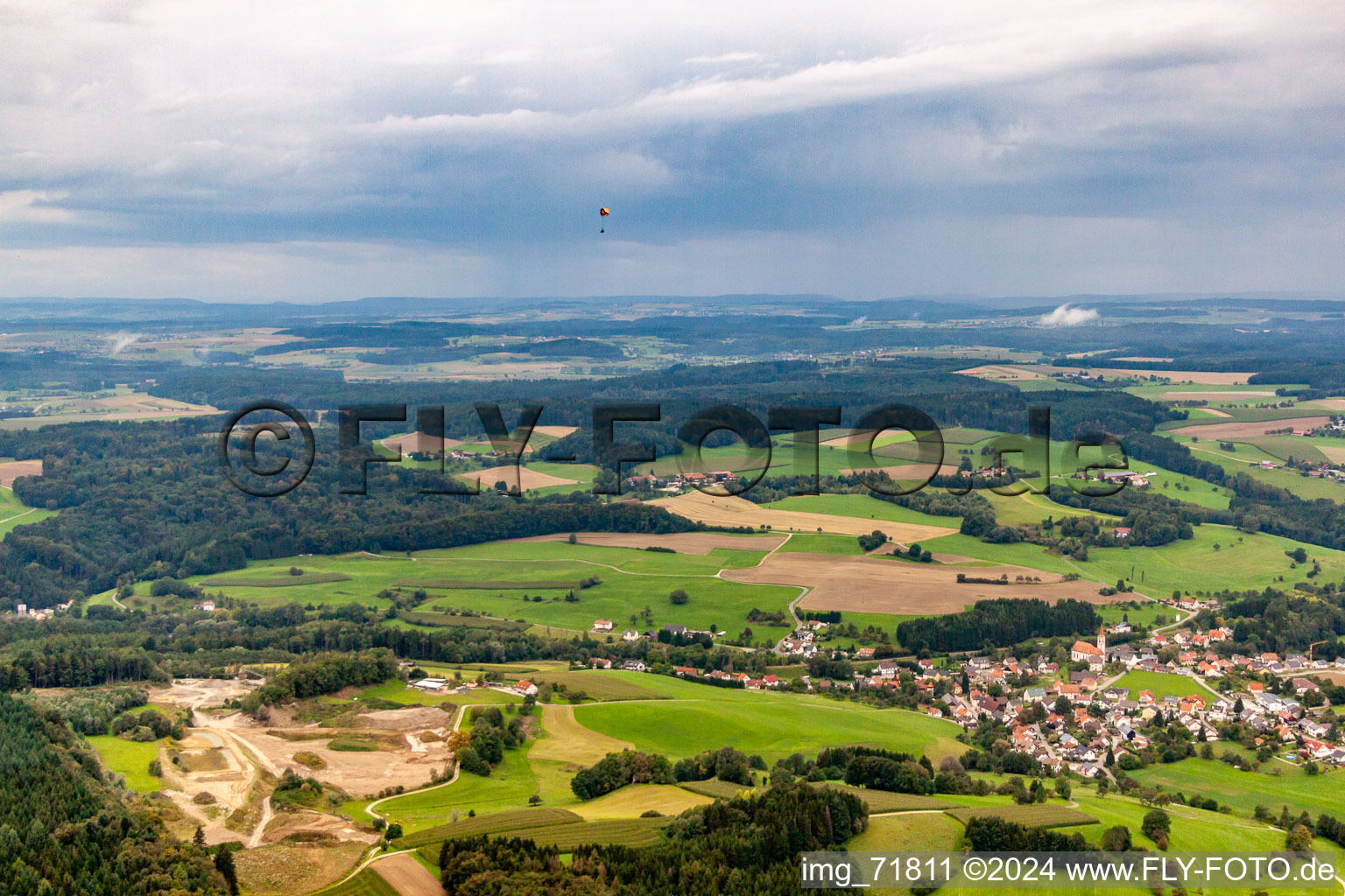 Vue aérienne de Burgtal à le quartier Hoppetenzell in Stockach dans le département Bade-Wurtemberg, Allemagne