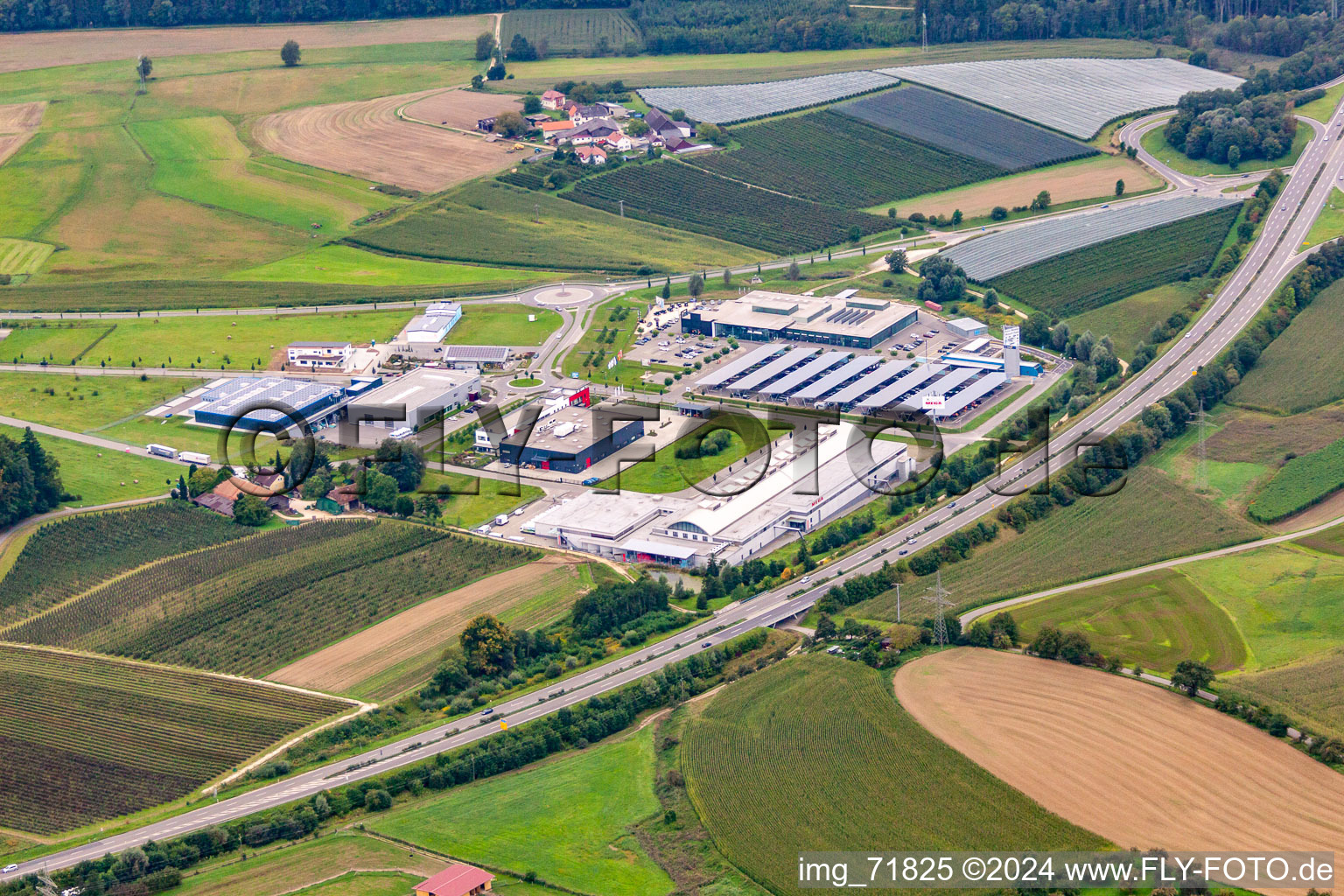 Vue aérienne de Zone commerciale et implantation d'entreprise avec MEGA Stockach Le centre spécialisé de la boucherie et de la restauration GmbH à le quartier Airach in Stockach dans le département Bade-Wurtemberg, Allemagne