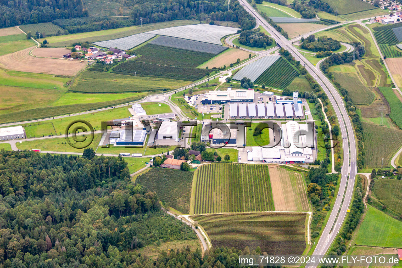 Vue aérienne de Zone commerciale et implantation d'entreprise avec MEGA Stockach Le centre spécialisé de la boucherie et de la restauration GmbH à le quartier Airach in Stockach dans le département Bade-Wurtemberg, Allemagne