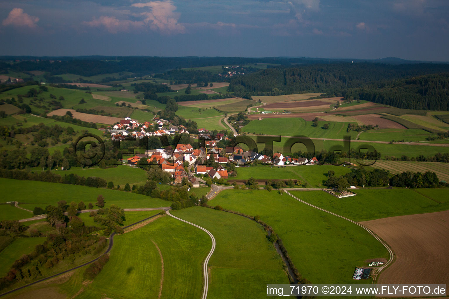 Vue aérienne de Champs agricoles et surfaces utilisables à le quartier Kottspiel in Bühlertann dans le département Bade-Wurtemberg, Allemagne