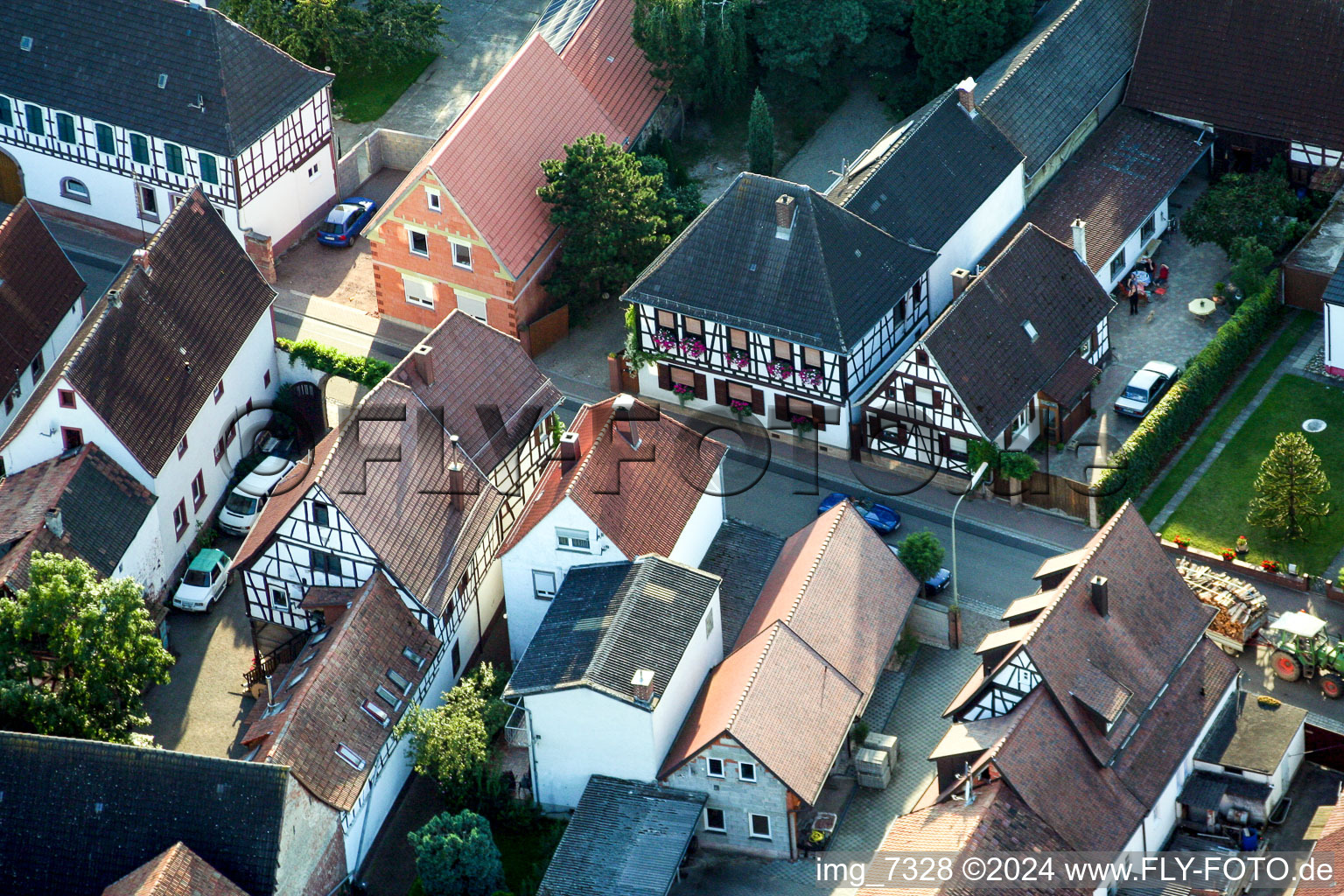 Vue sur le village à Barbelroth dans le département Rhénanie-Palatinat, Allemagne hors des airs