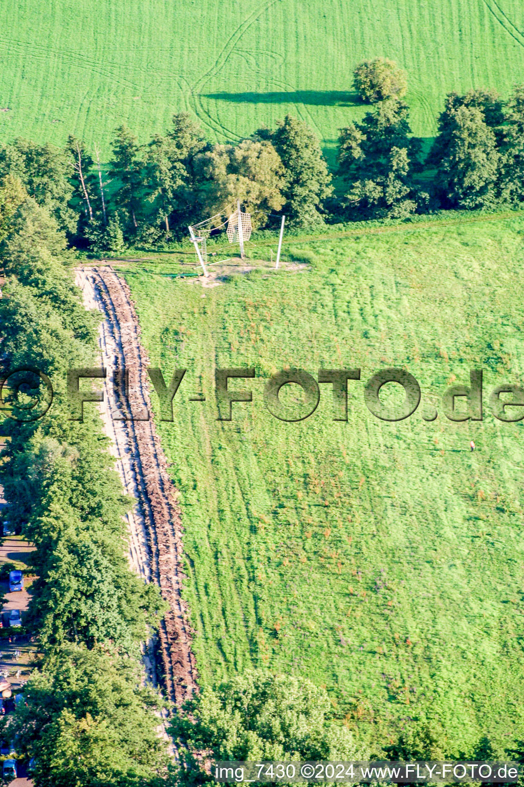 Vue aérienne de Tyrolienne géante Fun Forest à la piscine forestière à Kandel dans le département Rhénanie-Palatinat, Allemagne