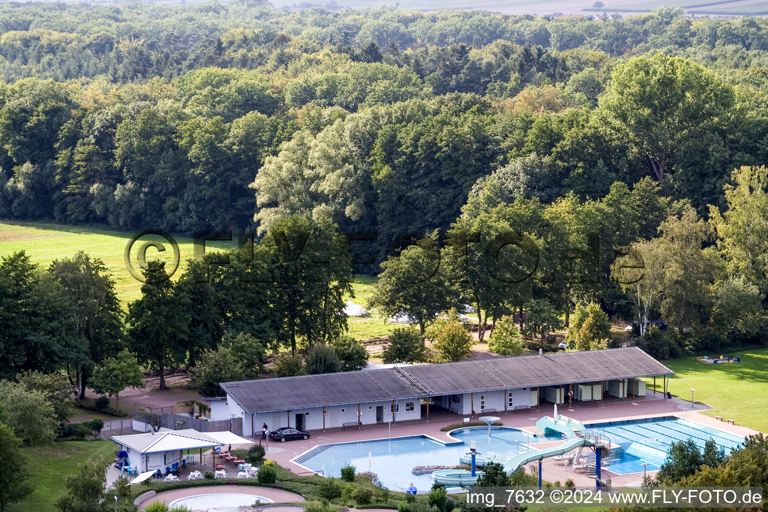 Piscine forestière à Kandel dans le département Rhénanie-Palatinat, Allemagne vue d'en haut