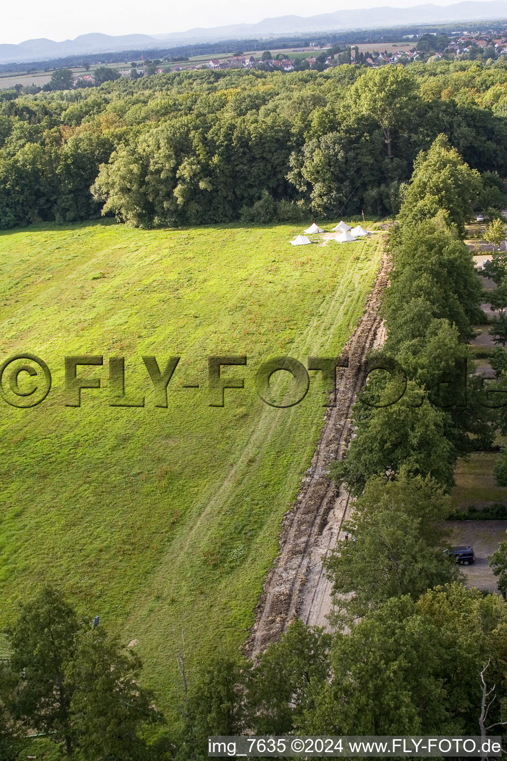 Vue aérienne de Tyrolienne géante de Fun-Forest à la piscine forestière à Kandel dans le département Rhénanie-Palatinat, Allemagne