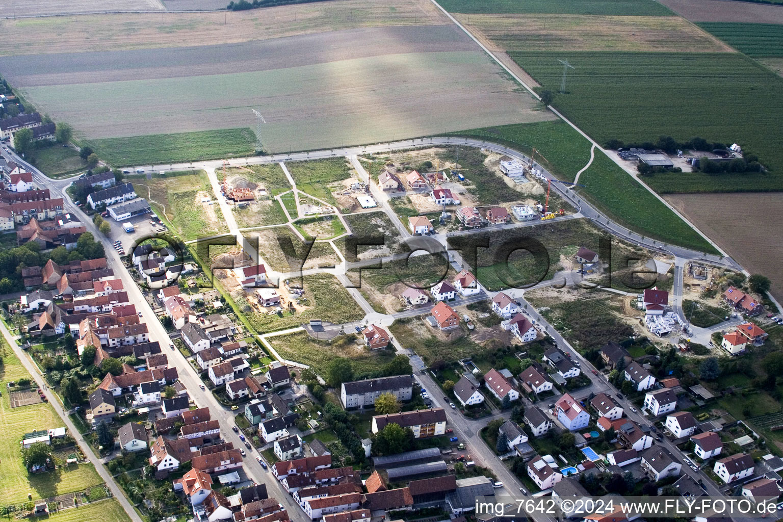 Chantiers de construction pour le nouveau quartier résidentiel d'un lotissement de maisons unifamiliales sur le Höhenweg à Kandel dans le département Rhénanie-Palatinat, Allemagne vue d'en haut