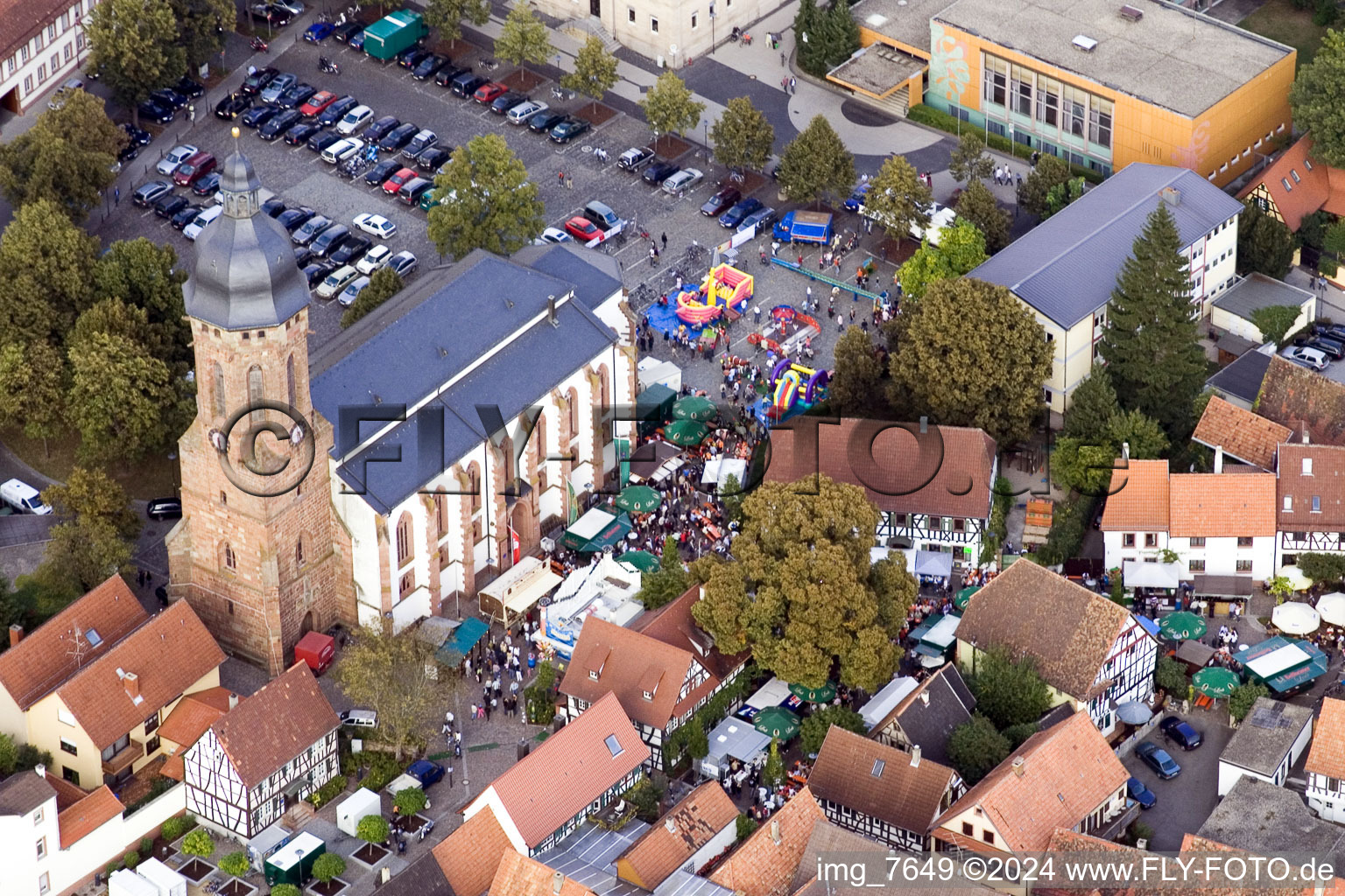 Vue aérienne de Église dans la vieille ville du centre ville à Kandel dans le département Rhénanie-Palatinat, Allemagne