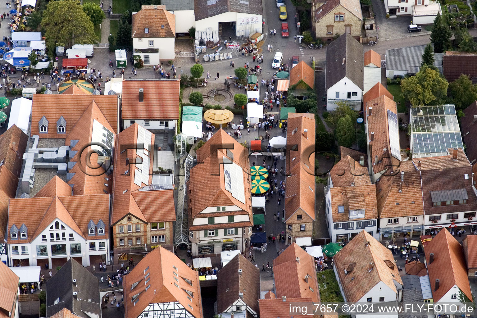 Vue aérienne de Fête municipale, Hauptstr à Kandel dans le département Rhénanie-Palatinat, Allemagne