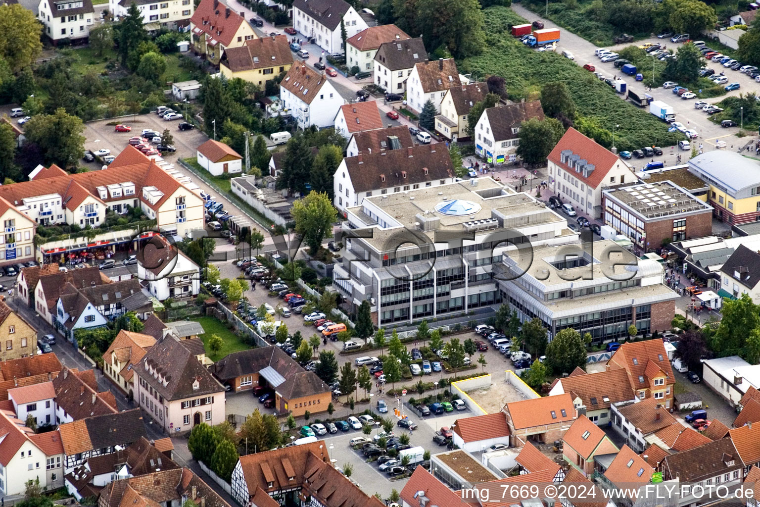 Vue aérienne de Fête de la ville, caisse d'épargne à Kandel dans le département Rhénanie-Palatinat, Allemagne