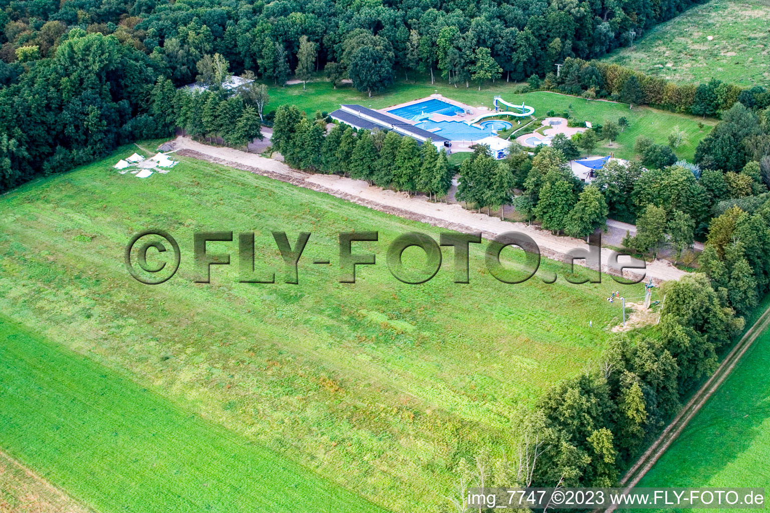 Vue aérienne de Tyrolienne géante, camp Fun-Forest à Kandel dans le département Rhénanie-Palatinat, Allemagne