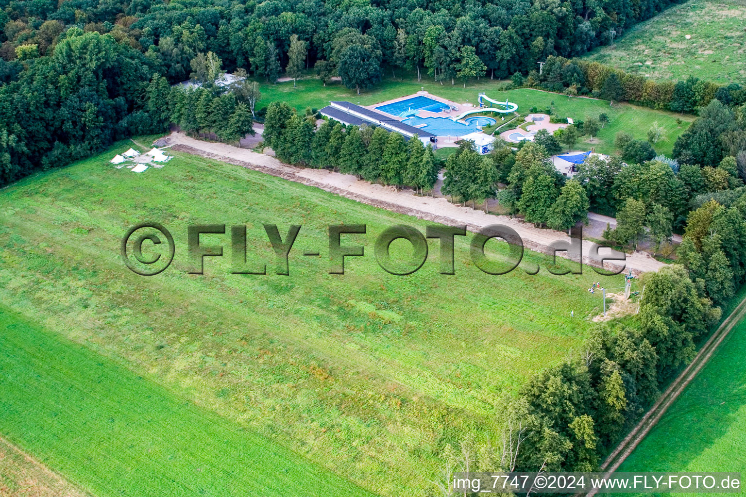 Vue aérienne de Tyrolienne géante, camp Fun-Forest à Kandel dans le département Rhénanie-Palatinat, Allemagne