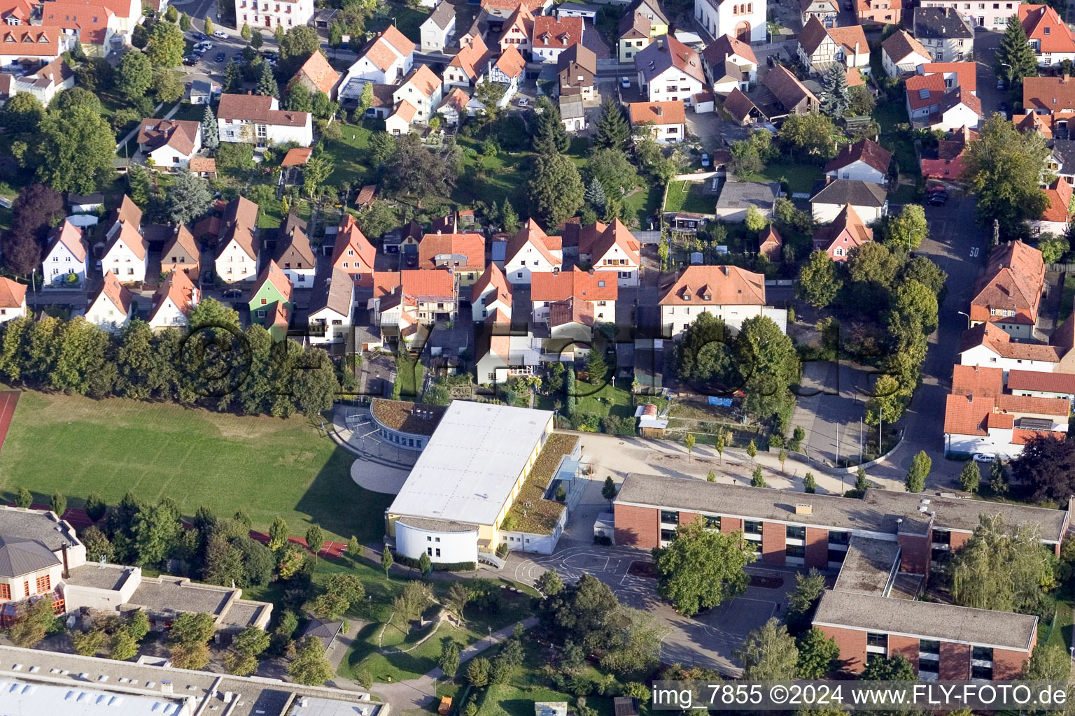 Quartier Maximiliansau in Wörth am Rhein dans le département Rhénanie-Palatinat, Allemagne du point de vue du drone