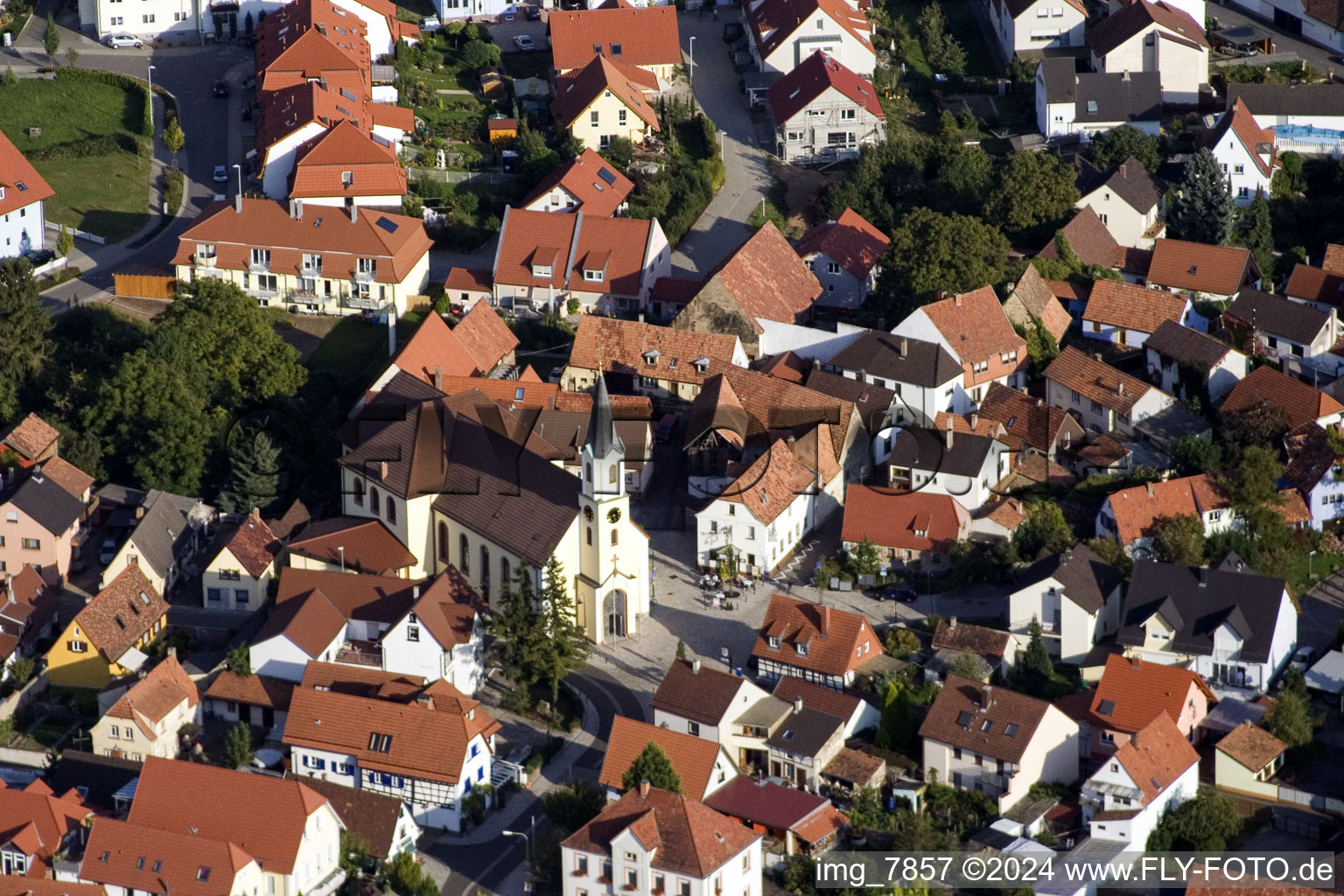 Vue aérienne de Église évangélique dans le centre historique du centre-ville à le quartier Maximiliansau in Wörth am Rhein dans le département Rhénanie-Palatinat, Allemagne