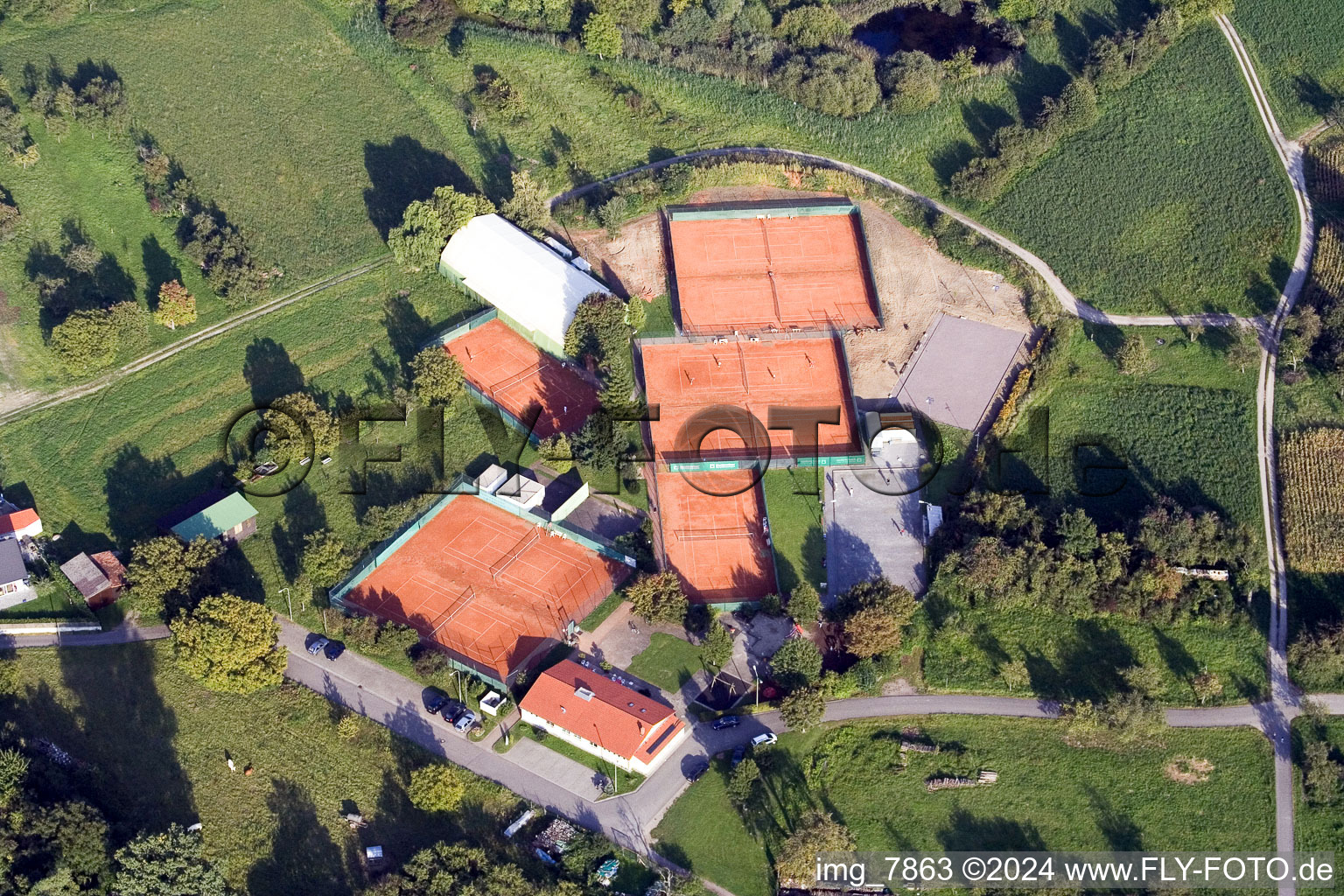 Vue aérienne de Club de tennis à le quartier Maximiliansau in Wörth am Rhein dans le département Rhénanie-Palatinat, Allemagne