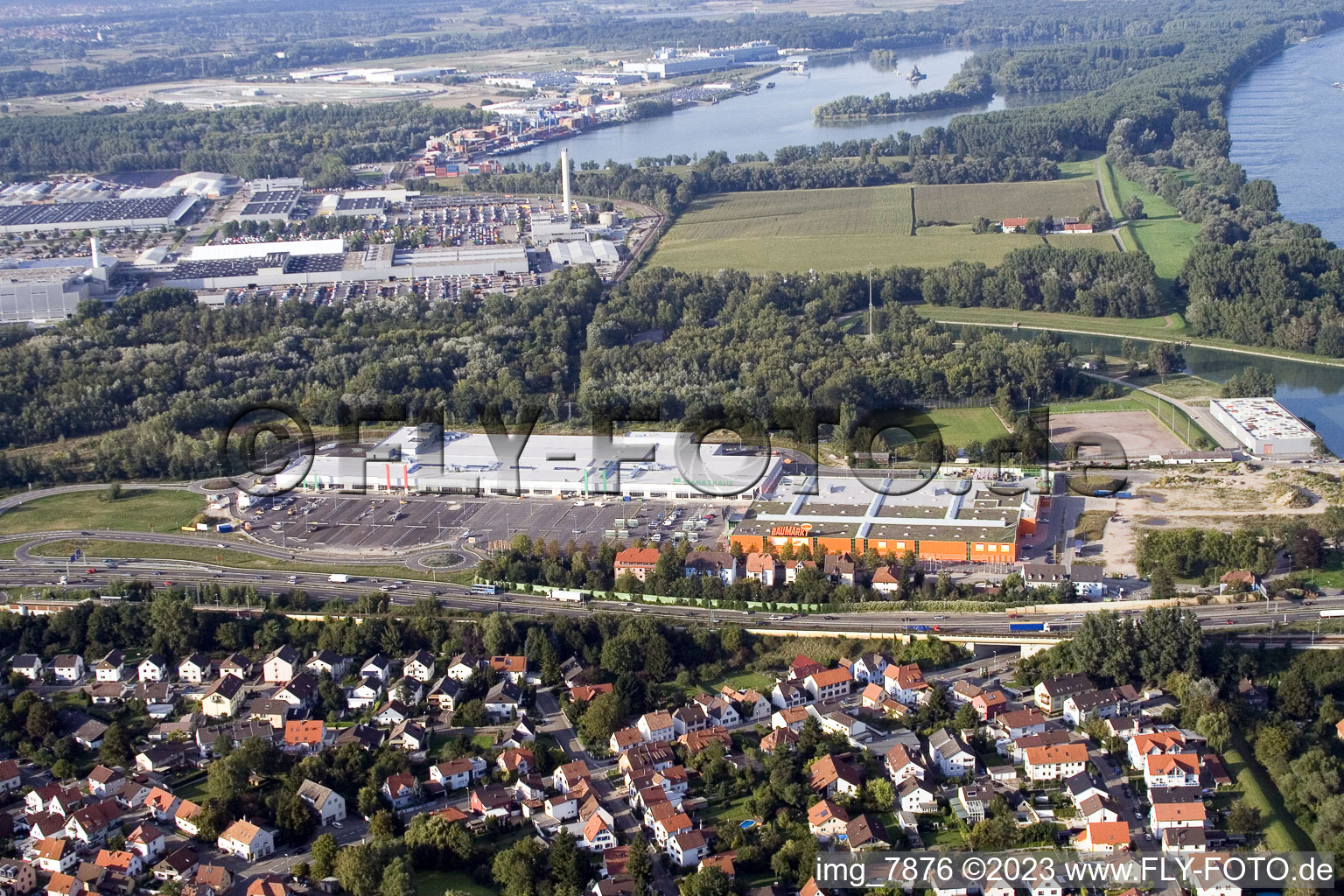 Vue aérienne de Centre commercial à le quartier Maximiliansau in Wörth am Rhein dans le département Rhénanie-Palatinat, Allemagne
