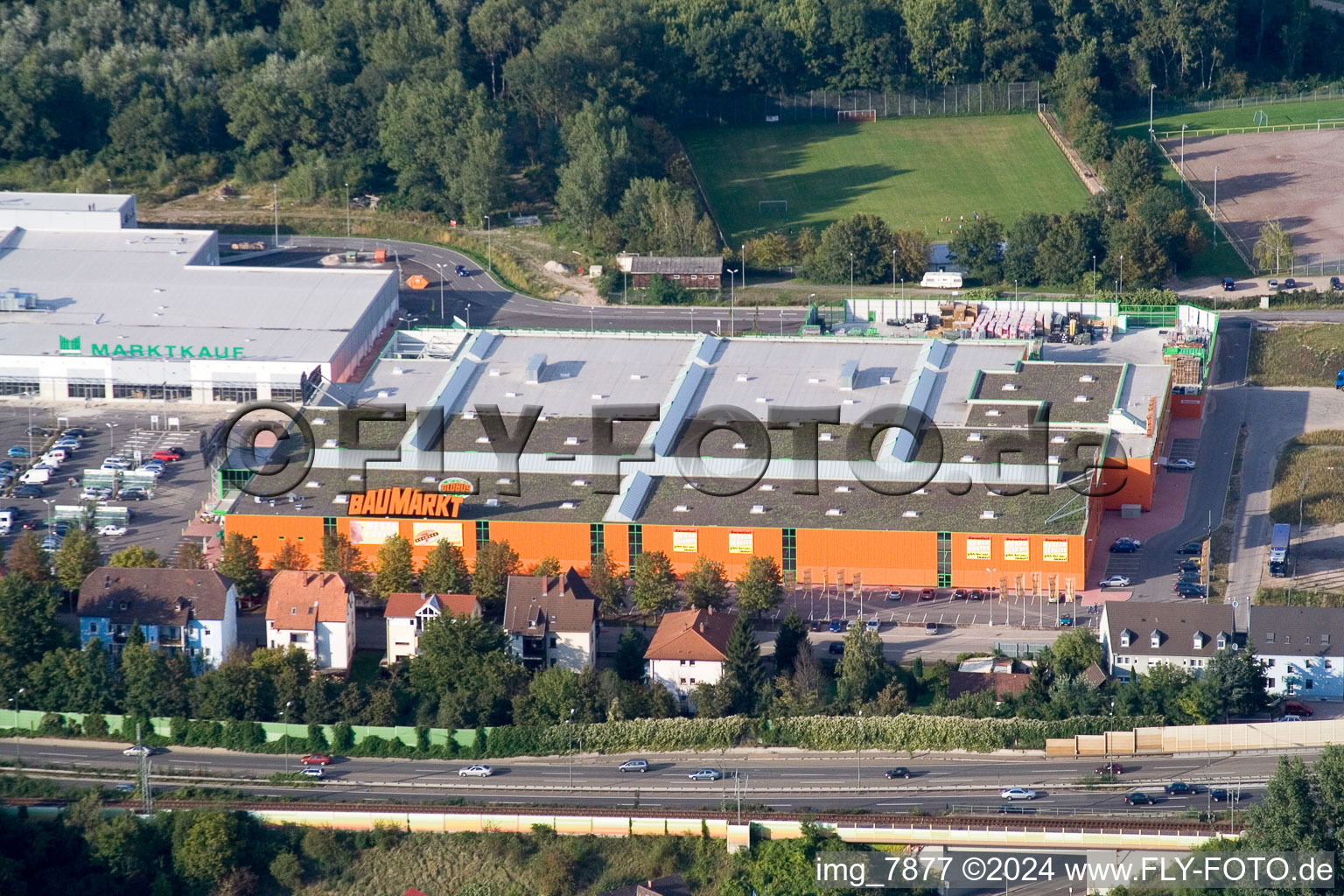 Vue aérienne de Centre commercial à le quartier Maximiliansau in Wörth am Rhein dans le département Rhénanie-Palatinat, Allemagne