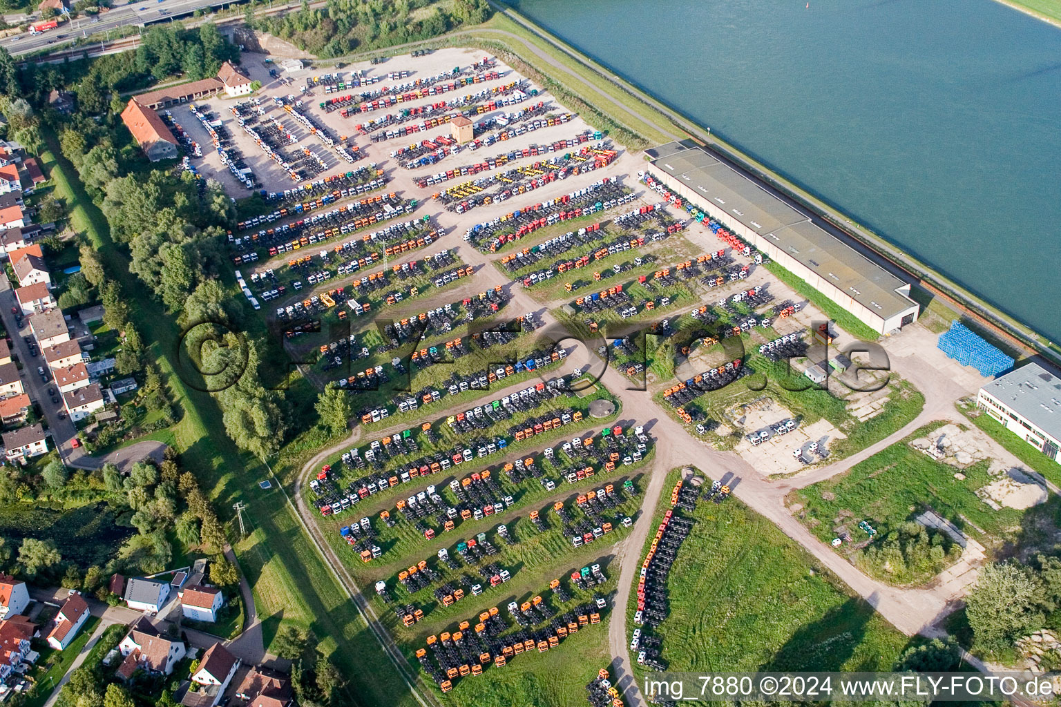 Vue aérienne de Espace de stockage pour camions Daimler dans la zone commerciale à le quartier Maximiliansau in Wörth am Rhein dans le département Rhénanie-Palatinat, Allemagne